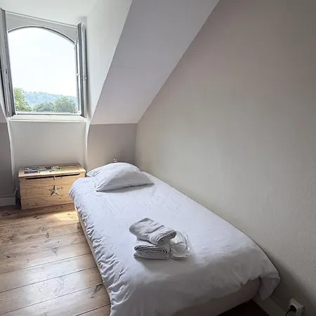Small Nest - Castle View